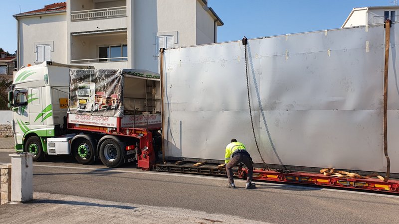 Villa Sun & Sea - specjalni transport basenu ze stali nierdzewnej