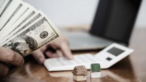 Zadatek to kwota pieniężna, która jest przekazywana z góry jako znak poważnego zamiaru zakupu nieruchomości. Zadatek to kwota pieniężna, która jest przekazywana z góry jako znak poważnego zamiaru zakupu nieruchomości