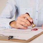 W „Deklaracji tabularnej” kluczowe jest, aby opis nieruchomości był dokładny, a także aby jasno określić podział udziałów współwłasności, jeśli dotyczą więcej niż jednej osoby.